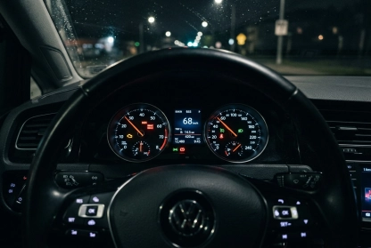 Contrôle des voyants au tableau de bord d'une voiture d'occasion